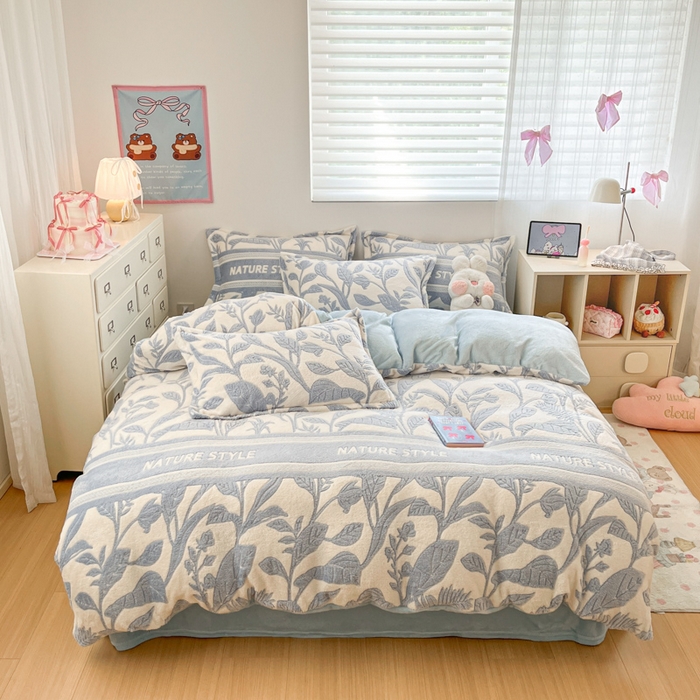 91家纺网 家纺一手货源 找家纺 川悦生活 2025新款立体雪花绒印花大床四件套系列二场景一 月桂-蓝