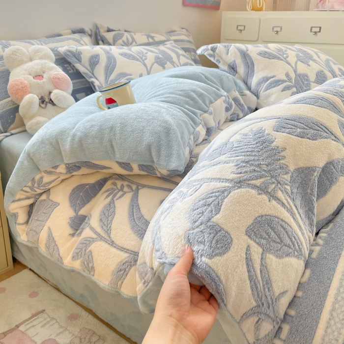 91家纺网 家纺一手货源 找家纺 川悦生活 2025新款立体雪花绒印花大床四件套系列二场景一 月桂-蓝