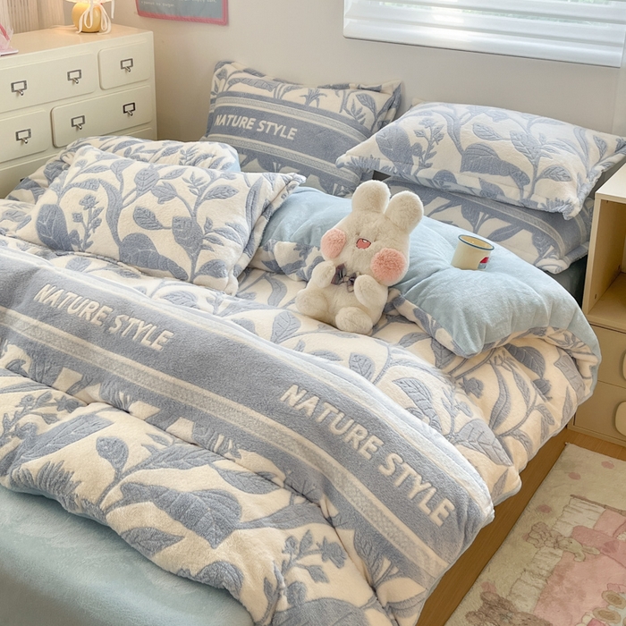 91家纺网 家纺一手货源 找家纺 川悦生活 2025新款立体雪花绒印花大床四件套系列二场景一 月桂-蓝