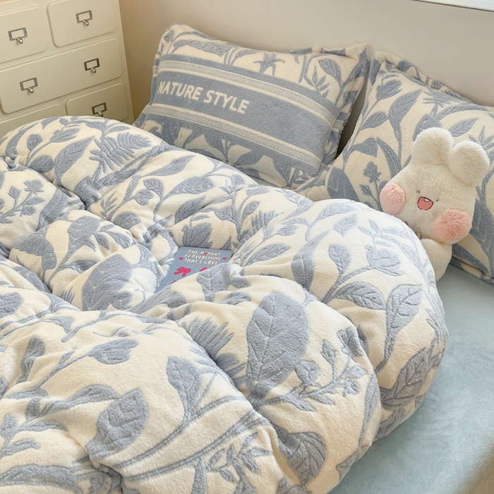 91家纺网 家纺一手货源 找家纺 川悦生活 2025新款立体雪花绒印花大床四件套系列二场景一 月桂-蓝