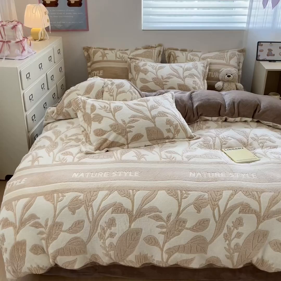 91家纺网 家纺一手货源 找家纺 川悦生活 2025新款立体雪花绒印花大床四件套系列二场景一 月桂-浅咖