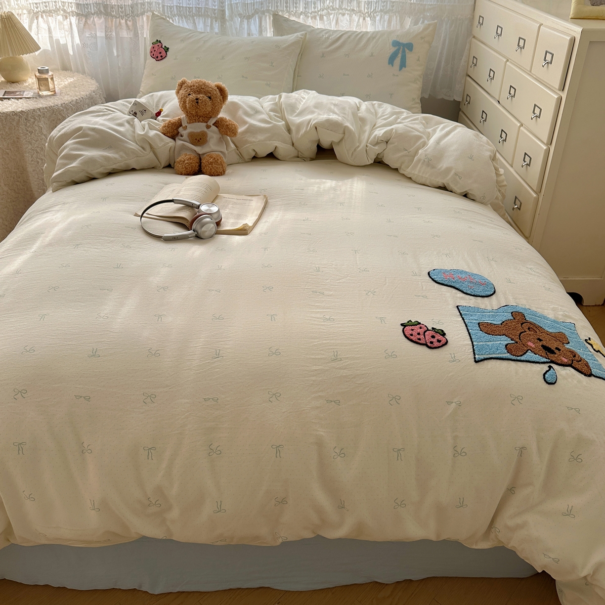 91家纺网 家纺一手货源 找家纺 盼季家纺 2025年A类毛巾绣水洗棉床上用品四件套学生宿舍床单被套三件套（含买家秀） 毛巾绣-打喷嚏的bear