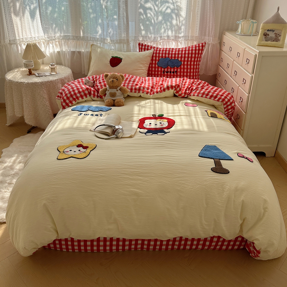 91家纺网 家纺一手货源 找家纺 盼季家纺 2025年A类毛巾绣水洗棉床上用品四件套学生宿舍床单被套三件套（含买家秀） 毛巾绣-红格子kk猫