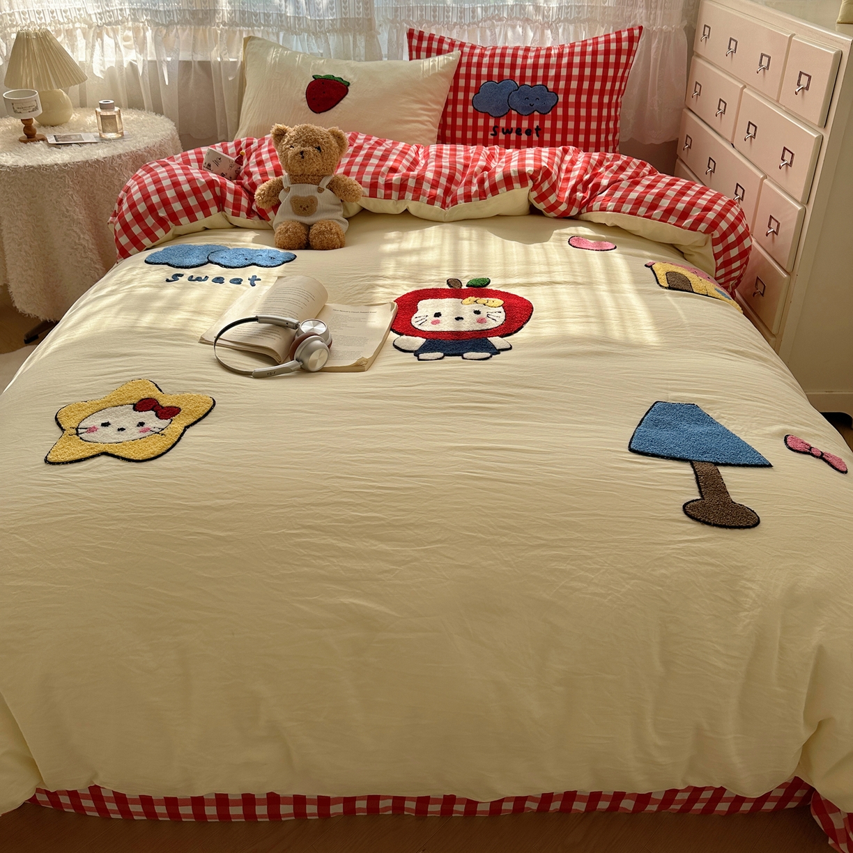 91家纺网 家纺一手货源 找家纺 盼季家纺 2025年A类毛巾绣水洗棉床上用品四件套学生宿舍床单被套三件套（含买家秀） 毛巾绣-红格子kk猫