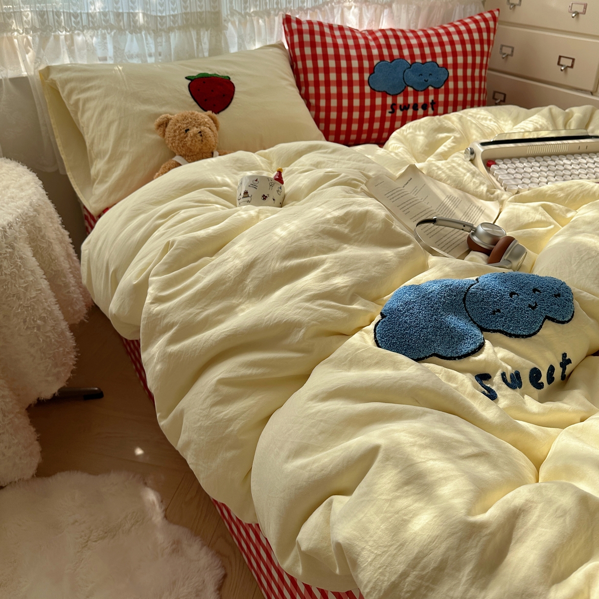 91家纺网 家纺一手货源 找家纺 盼季家纺 2025年A类毛巾绣水洗棉床上用品四件套学生宿舍床单被套三件套（含买家秀） 毛巾绣-红格子kk猫