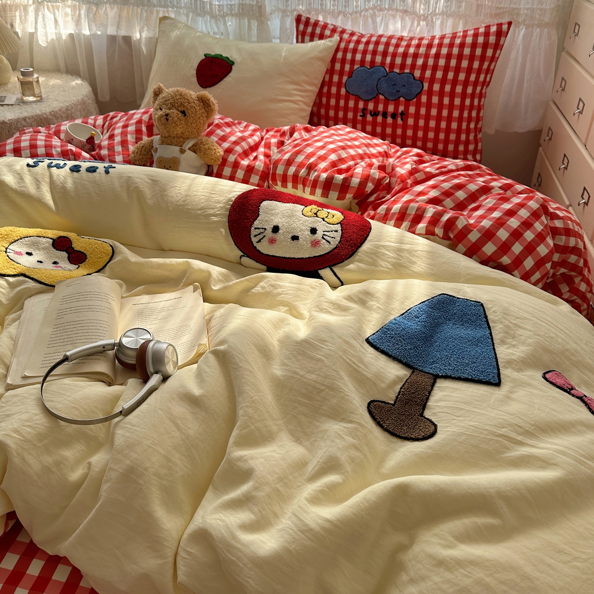 91家纺网 家纺一手货源 找家纺 盼季家纺 2025年A类毛巾绣水洗棉床上用品四件套学生宿舍床单被套三件套（含买家秀） 毛巾绣-红格子kk猫