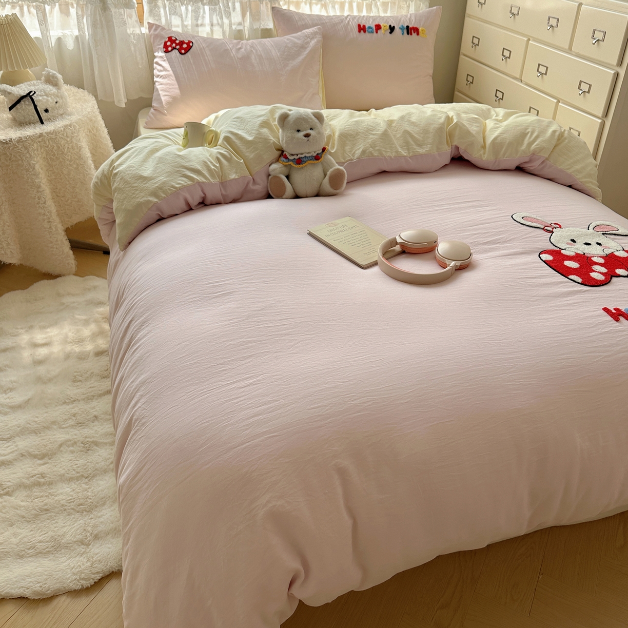 91家纺网 家纺一手货源 找家纺 盼季家纺 2025年A类毛巾绣水洗棉床上用品四件套学生宿舍床单被套三件套（含买家秀） 毛巾绣-小兔蝴蝶结