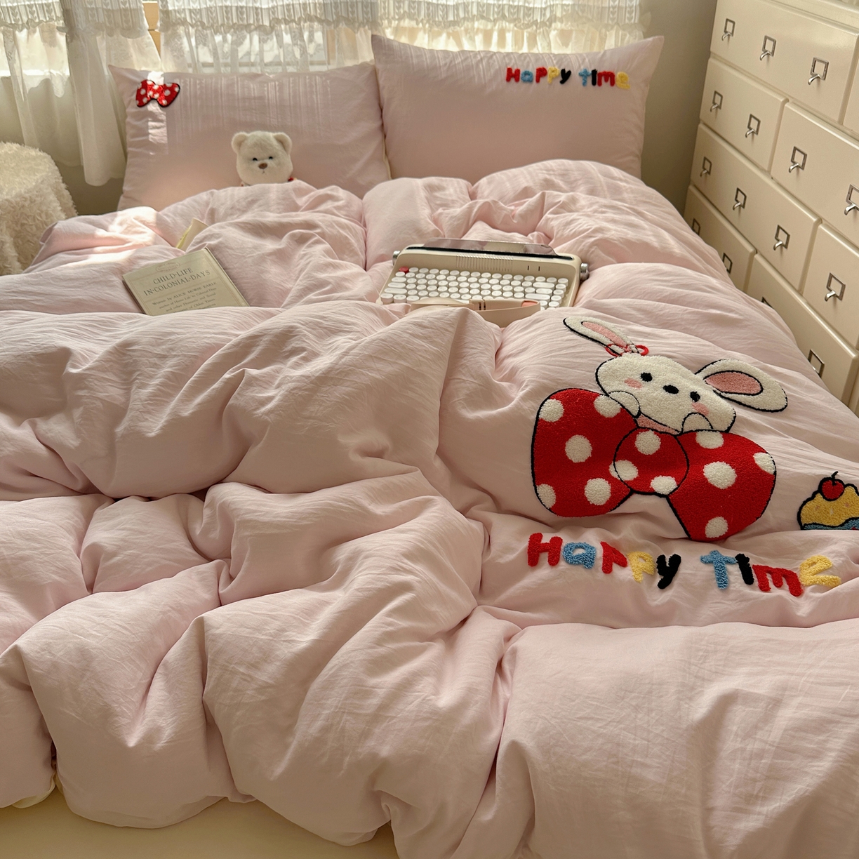 91家纺网 家纺一手货源 找家纺 盼季家纺 2025年A类毛巾绣水洗棉床上用品四件套学生宿舍床单被套三件套（含买家秀） 毛巾绣-小兔蝴蝶结