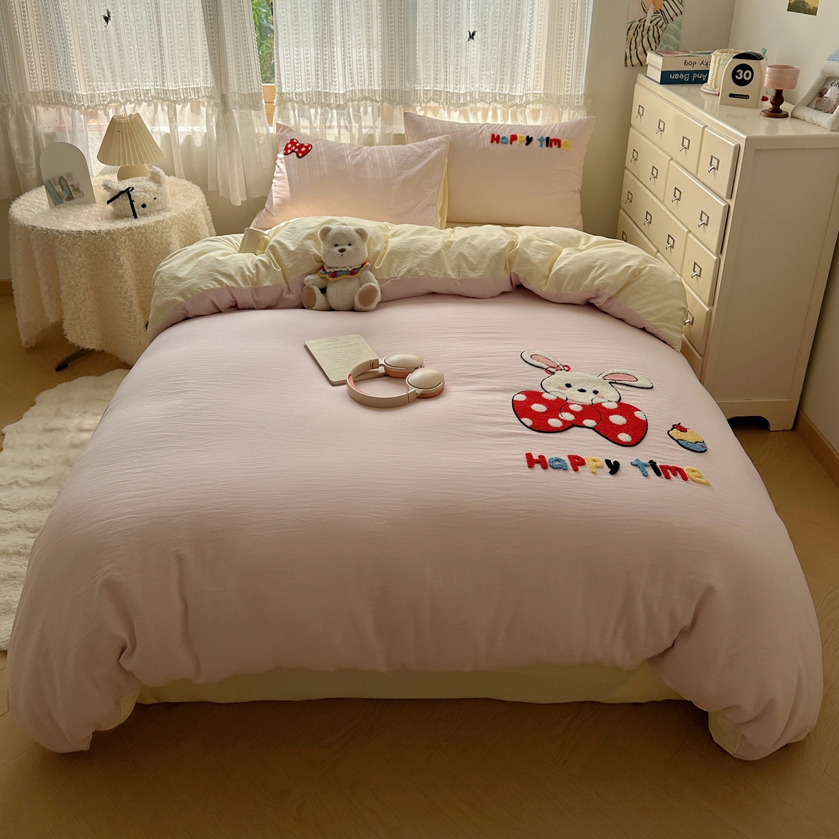 91家纺网 家纺一手货源 找家纺 盼季家纺 2025年A类毛巾绣水洗棉床上用品四件套学生宿舍床单被套三件套（含买家秀） 毛巾绣-小兔蝴蝶结