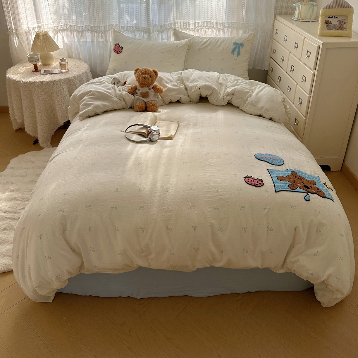 91家纺网 家纺一手货源 找家纺 盼季家纺 2025年A类毛巾绣水洗棉床上用品四件套学生宿舍床单被套三件套（含买家秀） 毛巾绣-打喷嚏的bear