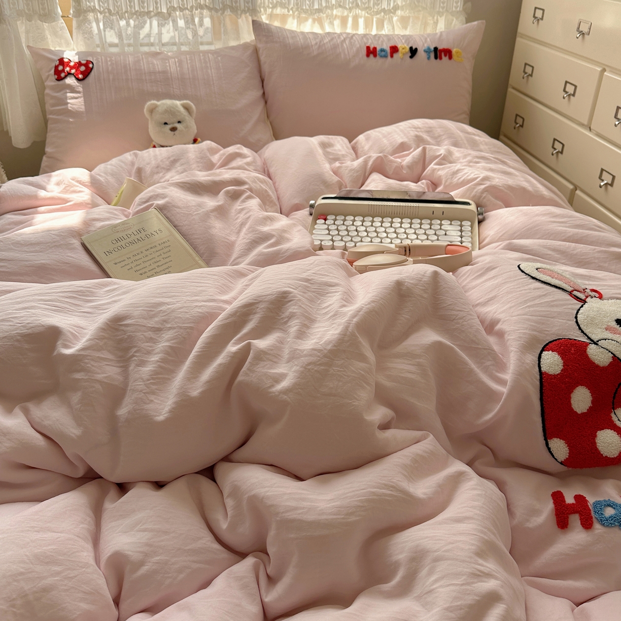 91家纺网 家纺一手货源 找家纺 盼季家纺 2025年A类毛巾绣水洗棉床上用品四件套学生宿舍床单被套三件套（含买家秀） 毛巾绣-小兔蝴蝶结