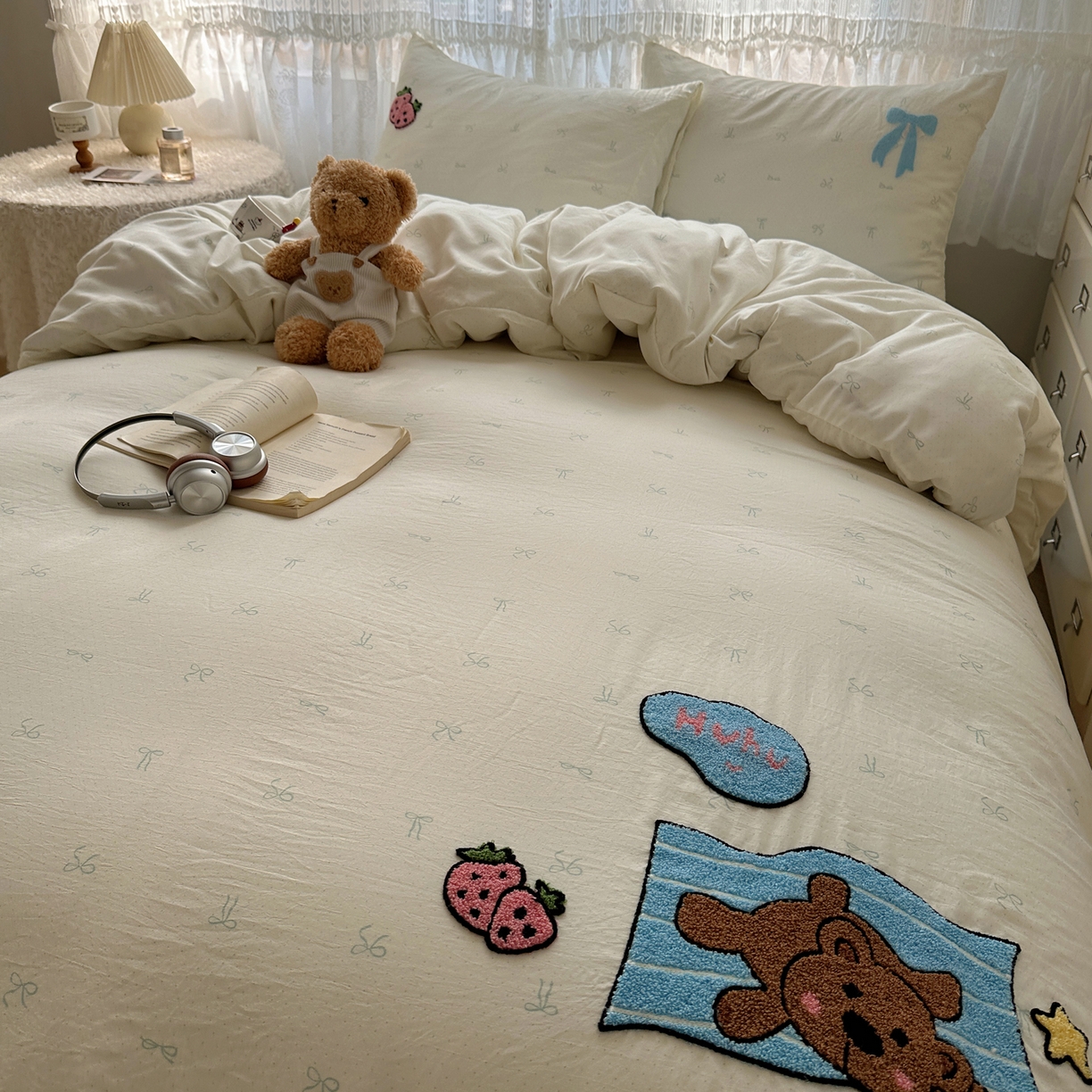 91家纺网 家纺一手货源 找家纺 盼季家纺 2025年A类毛巾绣水洗棉床上用品四件套学生宿舍床单被套三件套（含买家秀） 毛巾绣-打喷嚏的bear