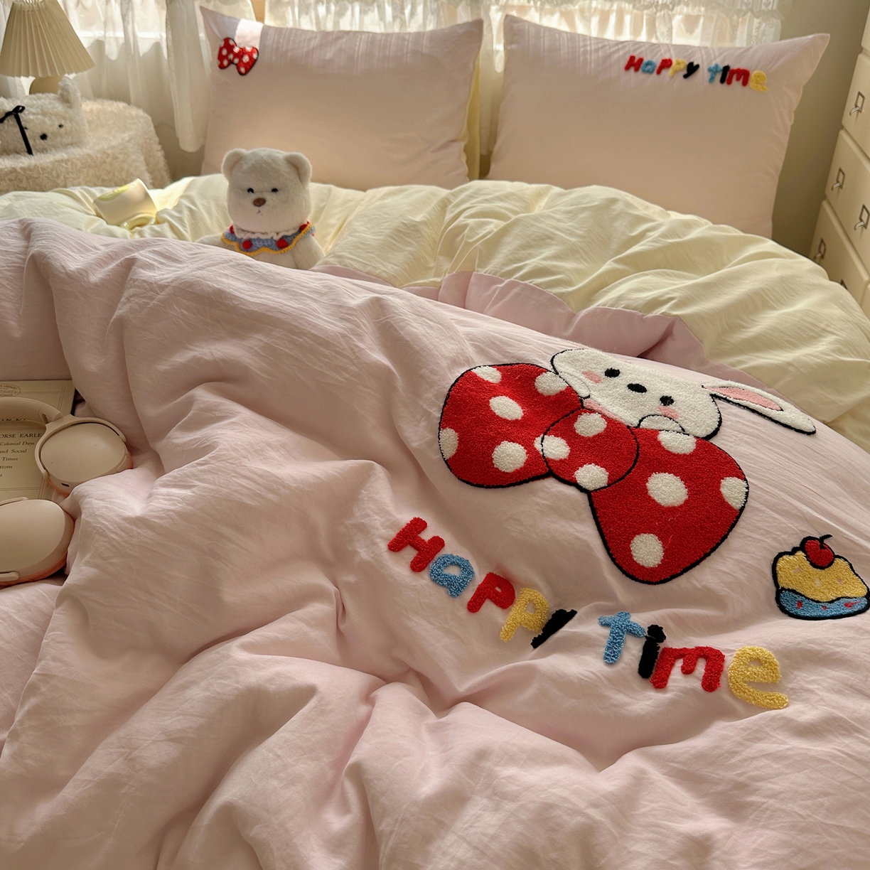 91家纺网 家纺一手货源 找家纺 盼季家纺 2025年A类毛巾绣水洗棉床上用品四件套学生宿舍床单被套三件套（含买家秀） 毛巾绣-小兔蝴蝶结