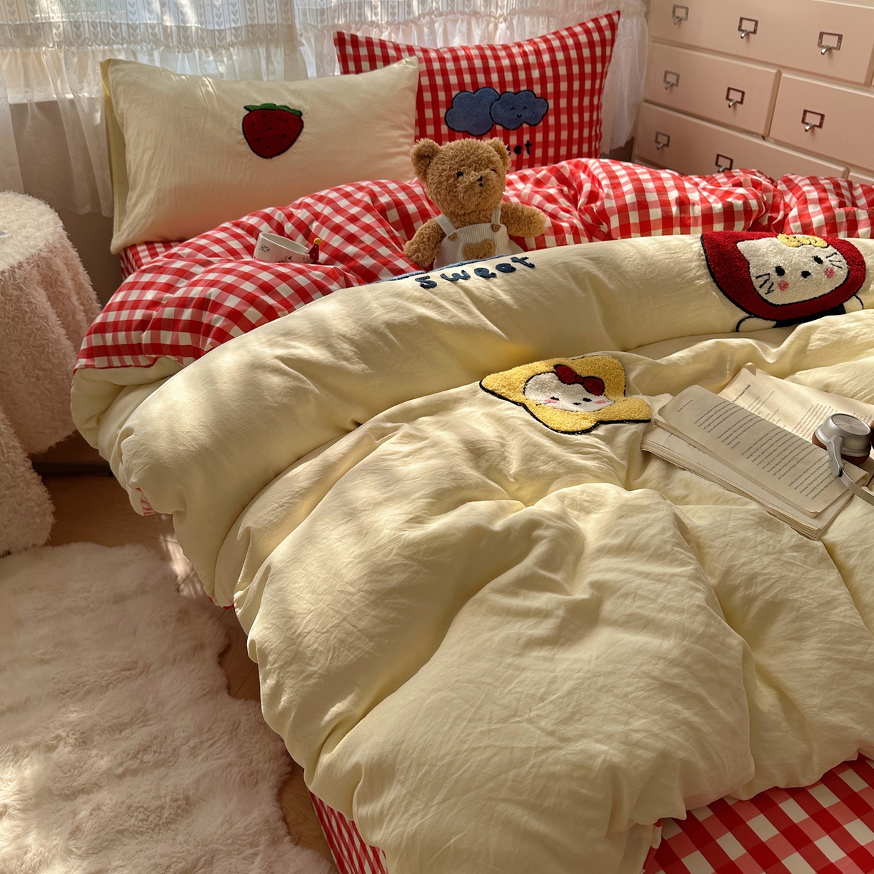 91家纺网 家纺一手货源 找家纺 盼季家纺 2025年A类毛巾绣水洗棉床上用品四件套学生宿舍床单被套三件套（含买家秀） 毛巾绣-红格子kk猫