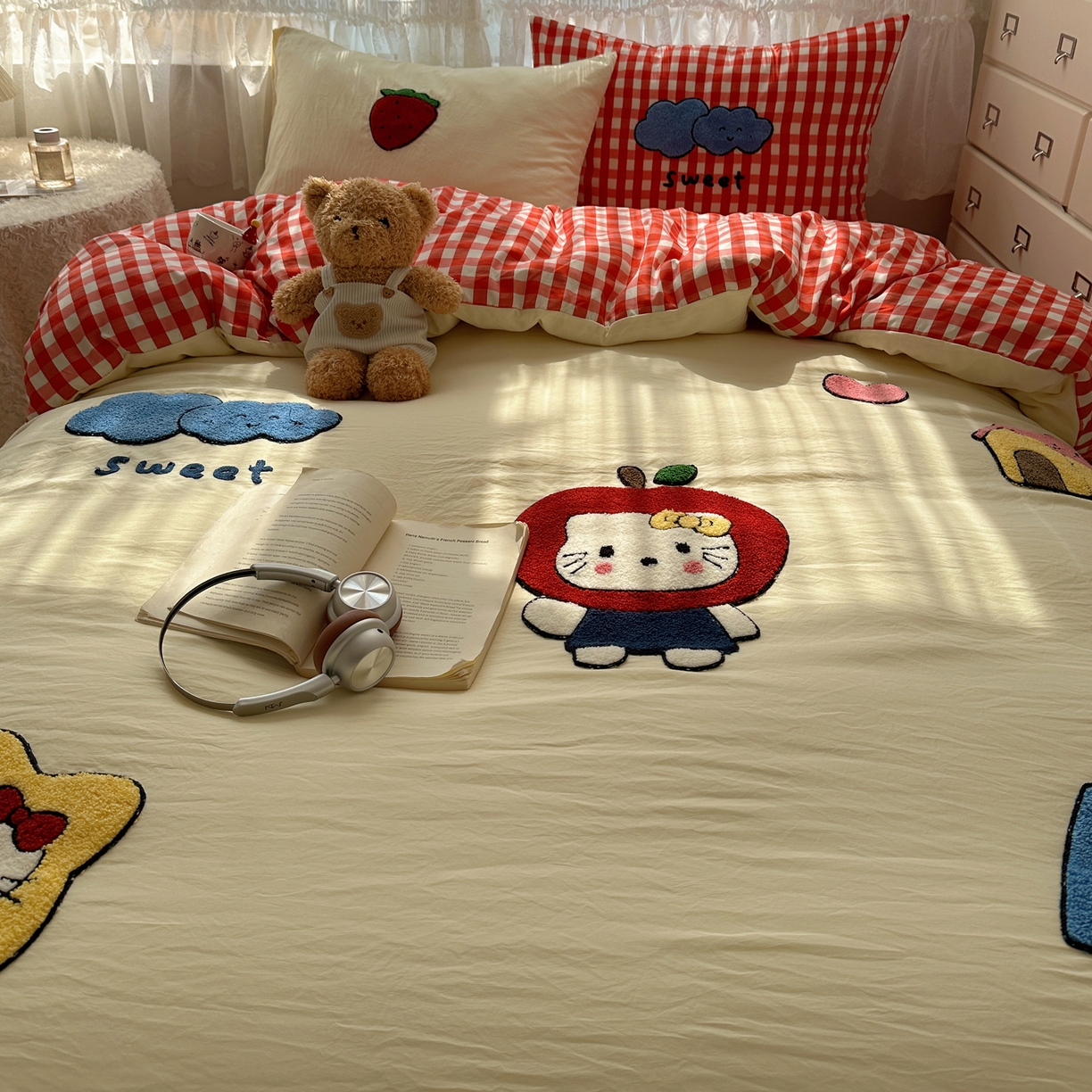 91家纺网 家纺一手货源 找家纺 盼季家纺 2025年A类毛巾绣水洗棉床上用品四件套学生宿舍床单被套三件套（含买家秀） 毛巾绣-红格子kk猫