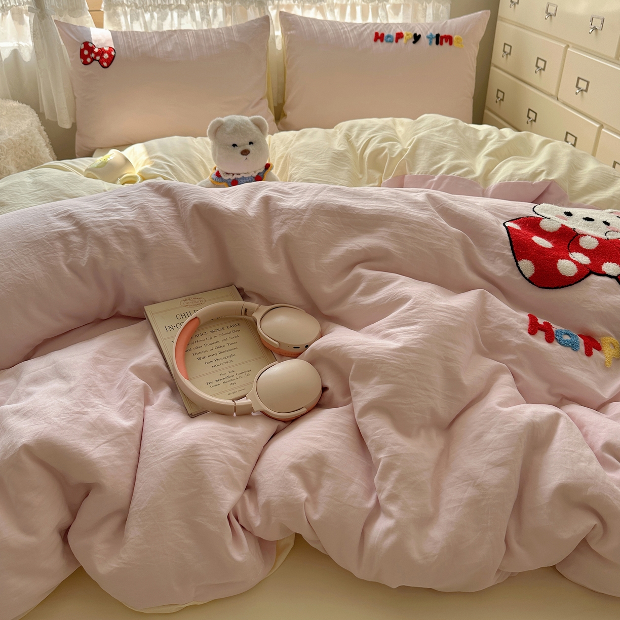 91家纺网 家纺一手货源 找家纺 盼季家纺 2025年A类毛巾绣水洗棉床上用品四件套学生宿舍床单被套三件套（含买家秀） 毛巾绣-小兔蝴蝶结