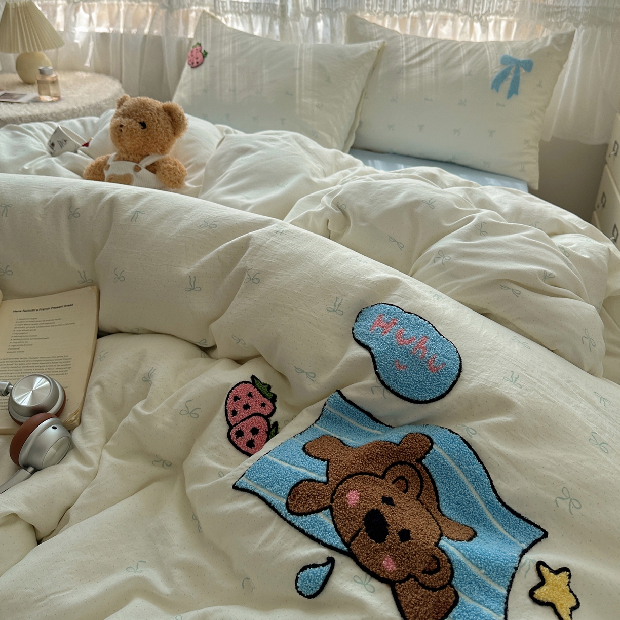 91家纺网 家纺一手货源 找家纺 盼季家纺 2025年A类毛巾绣水洗棉床上用品四件套学生宿舍床单被套三件套（含买家秀） 毛巾绣-打喷嚏的bear