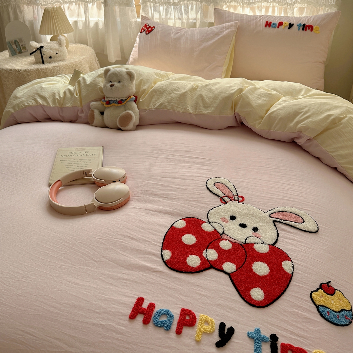 91家纺网 家纺一手货源 找家纺 盼季家纺 2025年A类毛巾绣水洗棉床上用品四件套学生宿舍床单被套三件套（含买家秀） 毛巾绣-小兔蝴蝶结