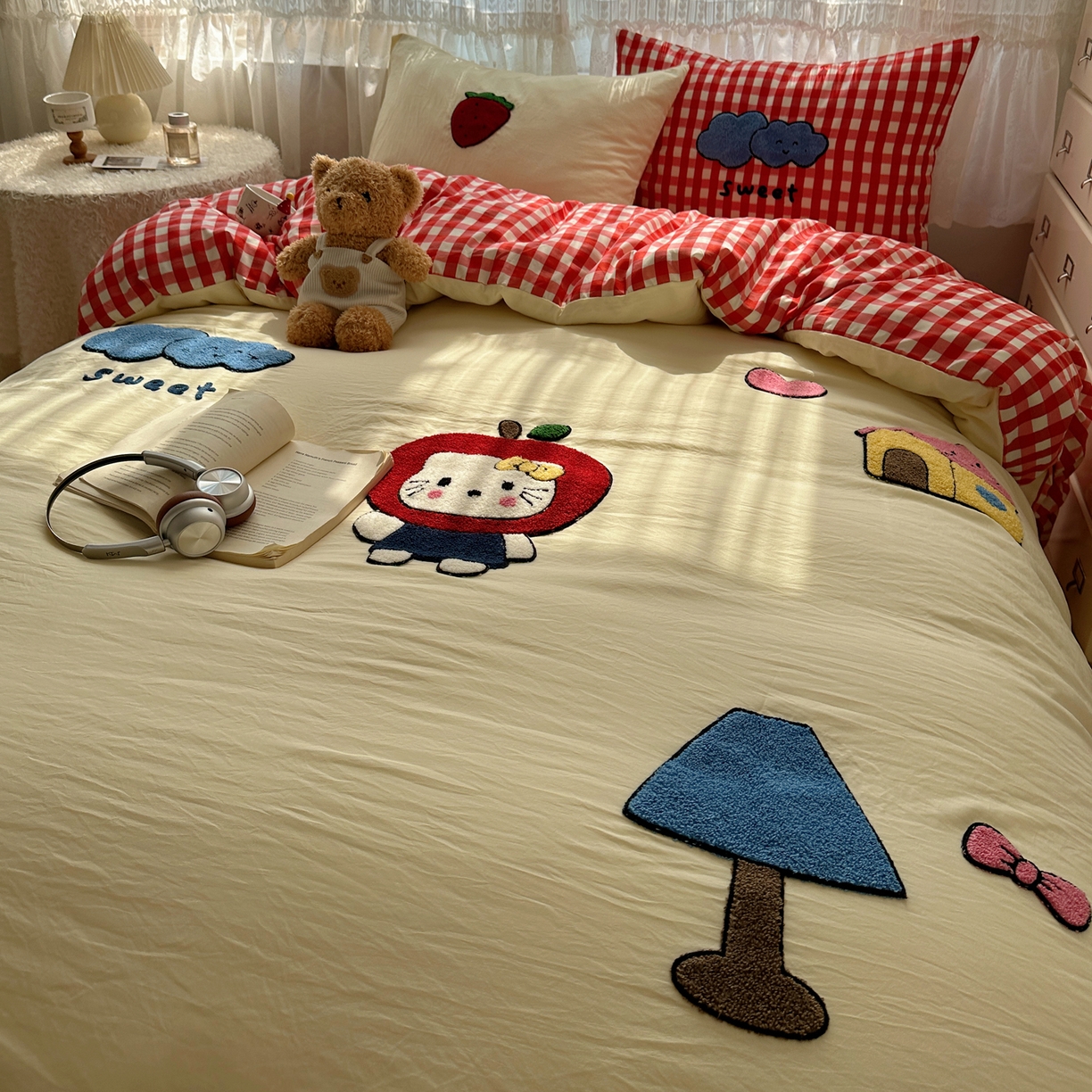 91家纺网 家纺一手货源 找家纺 盼季家纺 2025年A类毛巾绣水洗棉床上用品四件套学生宿舍床单被套三件套（含买家秀） 毛巾绣-红格子kk猫