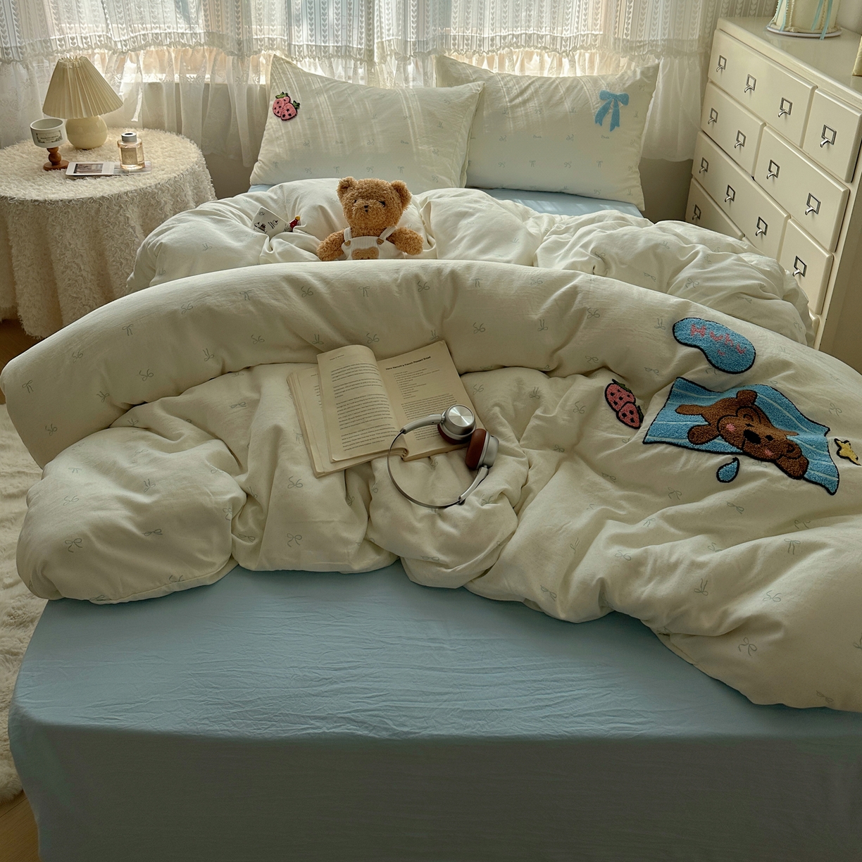 91家纺网 家纺一手货源 找家纺 盼季家纺 2025年A类毛巾绣水洗棉床上用品四件套学生宿舍床单被套三件套（含买家秀） 毛巾绣-打喷嚏的bear