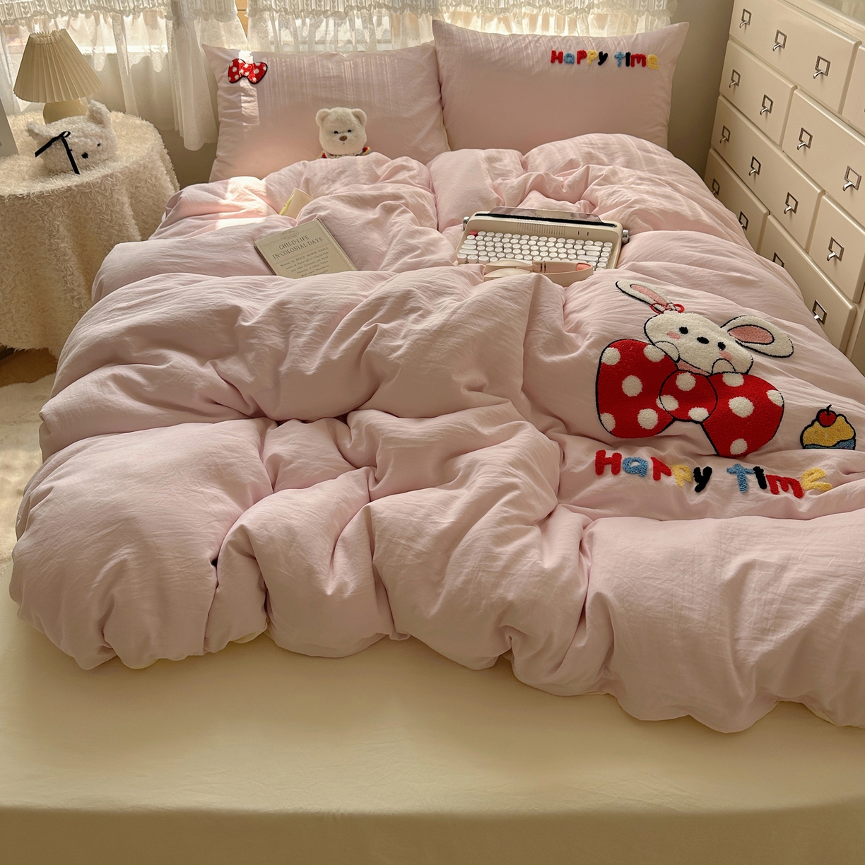 91家纺网 家纺一手货源 找家纺 盼季家纺 2025年A类毛巾绣水洗棉床上用品四件套学生宿舍床单被套三件套（含买家秀） 毛巾绣-小兔蝴蝶结