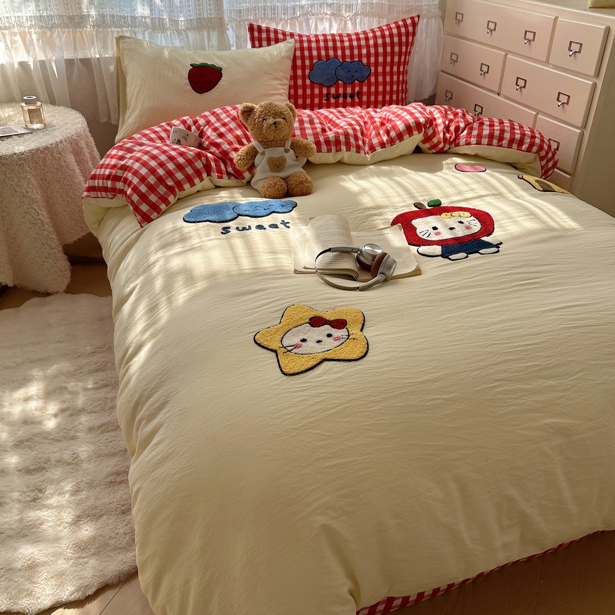 91家纺网 家纺一手货源 找家纺 盼季家纺 2025年A类毛巾绣水洗棉床上用品四件套学生宿舍床单被套三件套（含买家秀） 毛巾绣-红格子kk猫