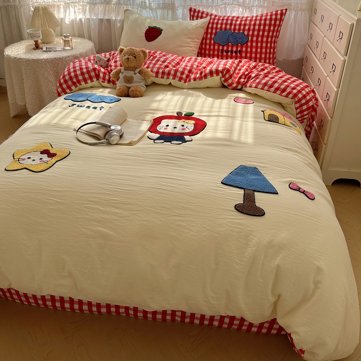 91家纺网 家纺一手货源 找家纺 盼季家纺 2025年A类毛巾绣水洗棉床上用品四件套学生宿舍床单被套三件套（含买家秀） 毛巾绣-红格子kk猫