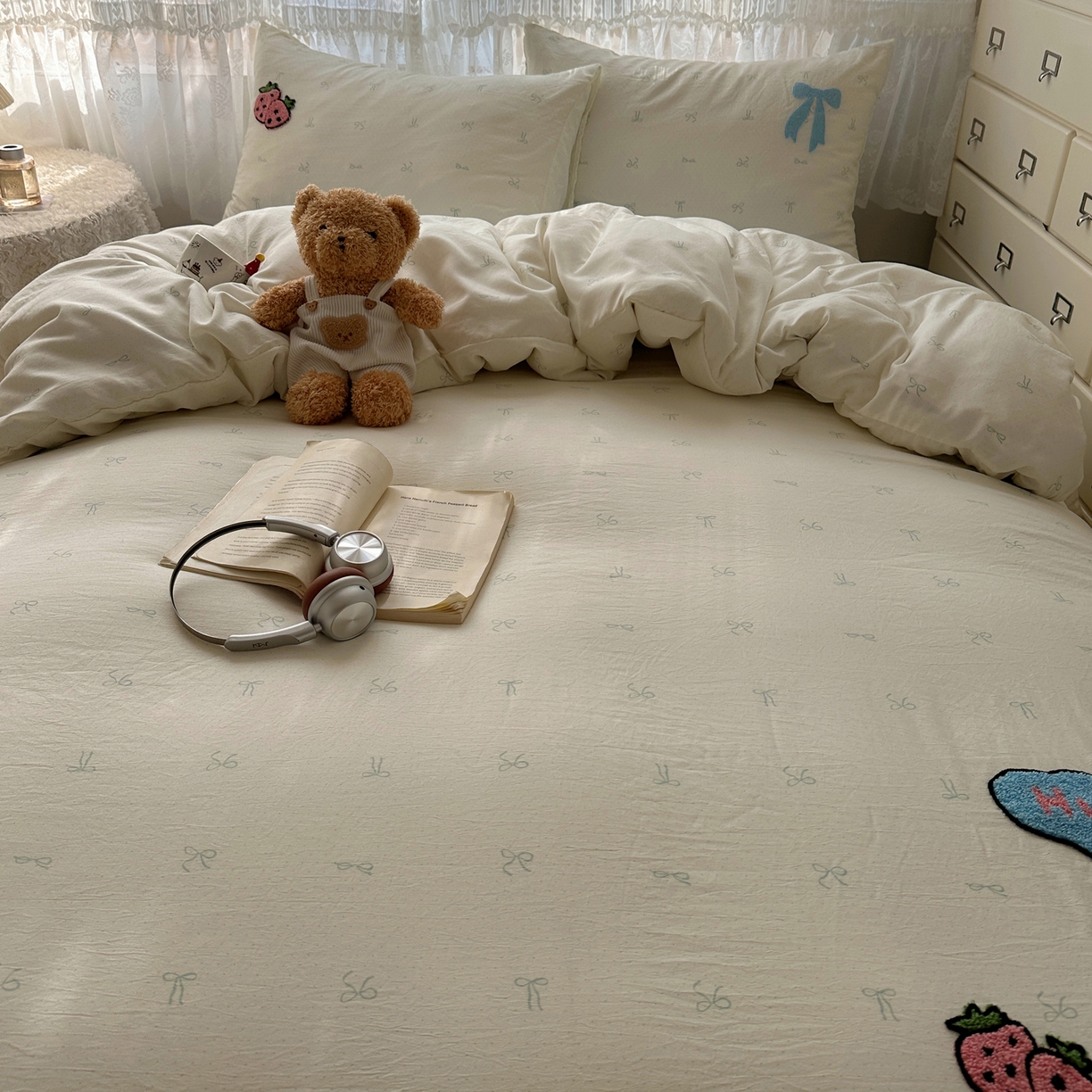 91家纺网 家纺一手货源 找家纺 盼季家纺 2025年A类毛巾绣水洗棉床上用品四件套学生宿舍床单被套三件套（含买家秀） 毛巾绣-打喷嚏的bear