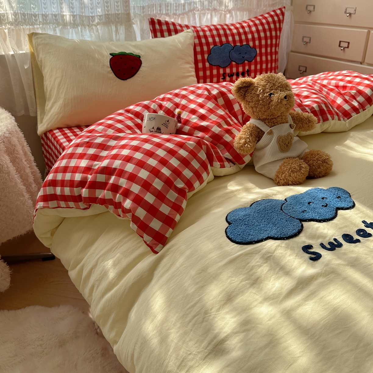 91家纺网 家纺一手货源 找家纺 盼季家纺 2025年A类毛巾绣水洗棉床上用品四件套学生宿舍床单被套三件套（含买家秀） 毛巾绣-红格子kk猫