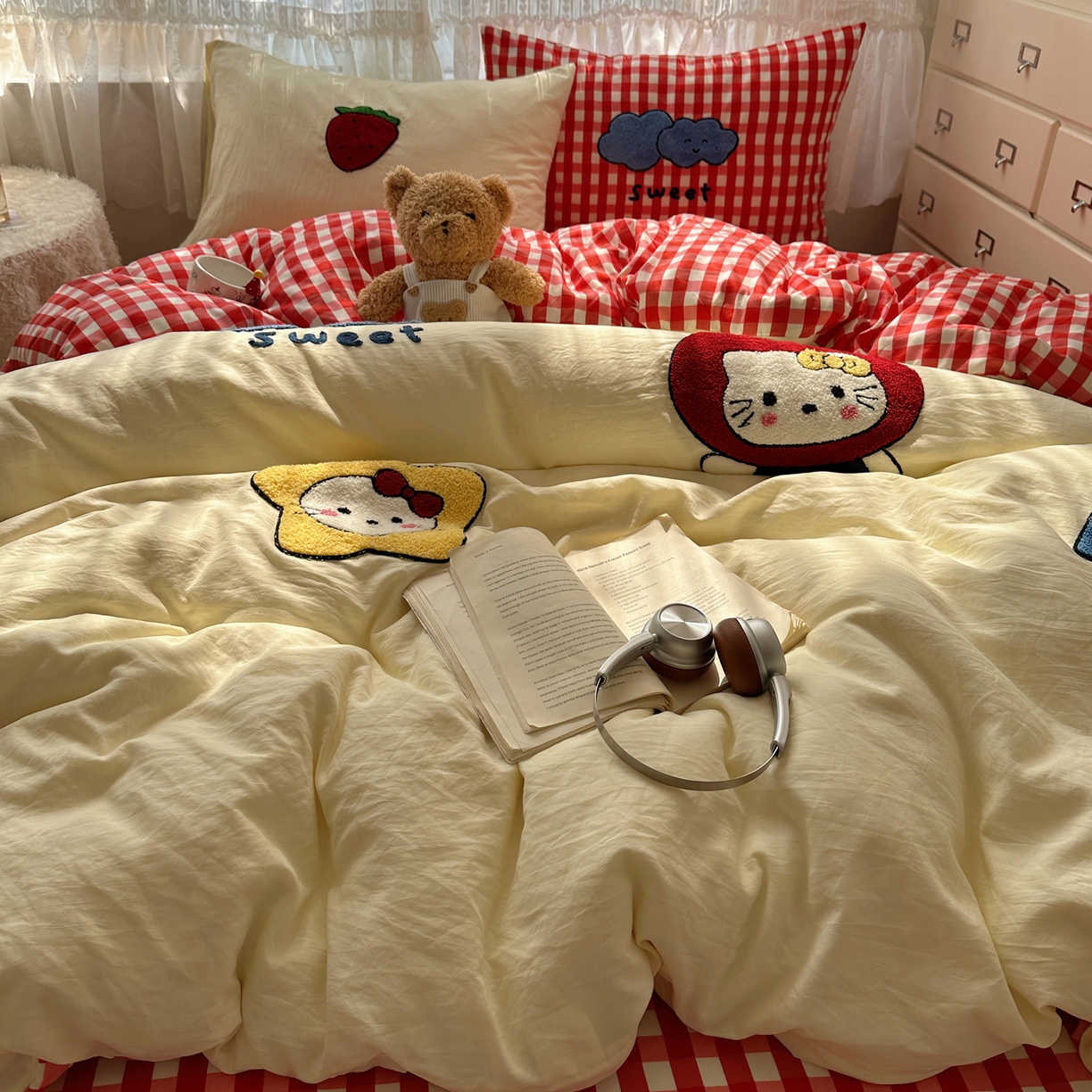 91家纺网 家纺一手货源 找家纺 盼季家纺 2025年A类毛巾绣水洗棉床上用品四件套学生宿舍床单被套三件套（含买家秀） 毛巾绣-红格子kk猫