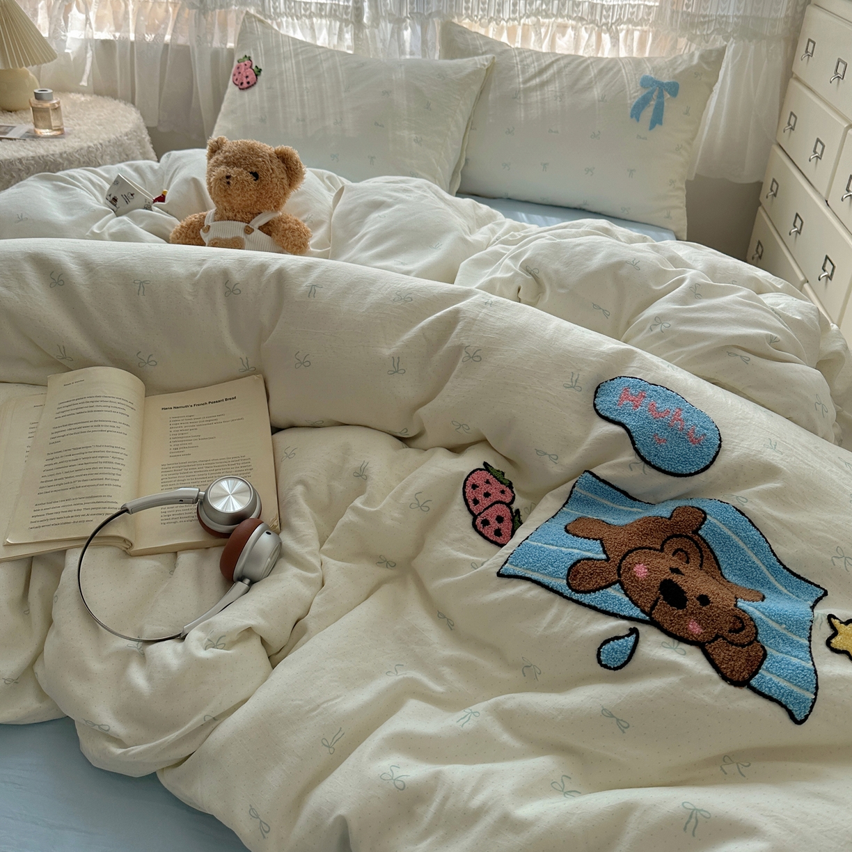 91家纺网 家纺一手货源 找家纺 盼季家纺 2025年A类毛巾绣水洗棉床上用品四件套学生宿舍床单被套三件套（含买家秀） 毛巾绣-打喷嚏的bear