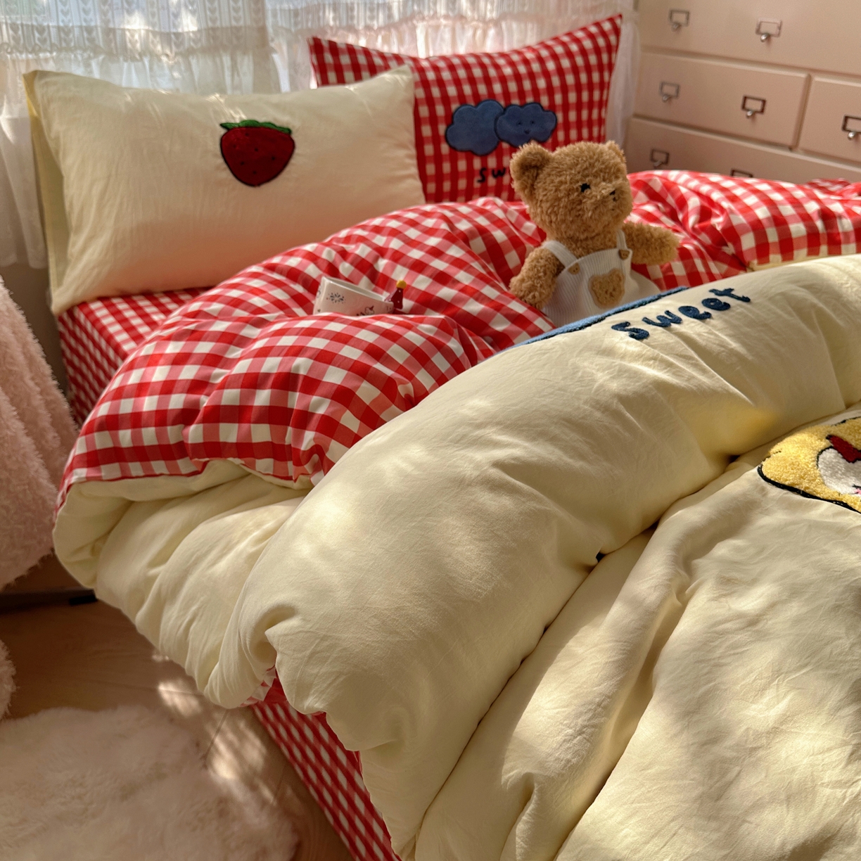 91家纺网 家纺一手货源 找家纺 盼季家纺 2025年A类毛巾绣水洗棉床上用品四件套学生宿舍床单被套三件套（含买家秀） 毛巾绣-红格子kk猫