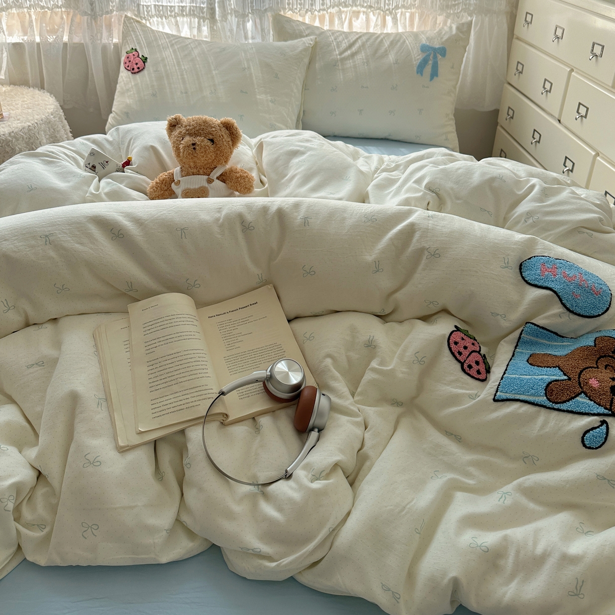 91家纺网 家纺一手货源 找家纺 盼季家纺 2025年A类毛巾绣水洗棉床上用品四件套学生宿舍床单被套三件套（含买家秀） 毛巾绣-打喷嚏的bear