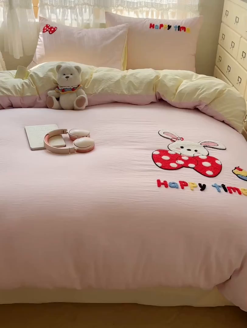 91家纺网 家纺一手货源 找家纺 盼季家纺 2025年A类毛巾绣水洗棉床上用品四件套学生宿舍床单被套三件套（含买家秀） 毛巾绣-小兔蝴蝶结