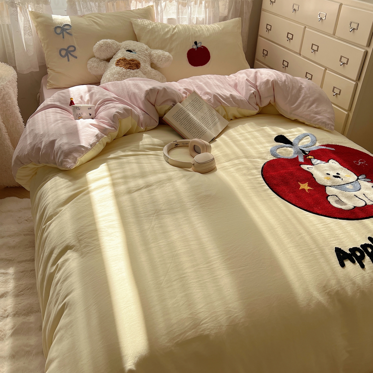 91家纺网 家纺一手货源 找家纺 盼季家纺 2025年A类毛巾绣水洗棉床上用品四件套学生宿舍床单被套三件套（含买家秀） 毛巾绣-丝带苹果汪汪