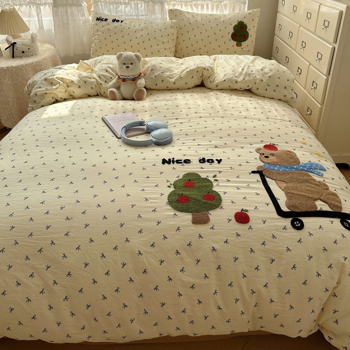 91家纺网 家纺一手货源 找家纺 盼季家纺 2025年A类毛巾绣水洗棉床上用品四件套学生宿舍床单被套三件套（含买家秀） 毛巾绣-滑板小熊