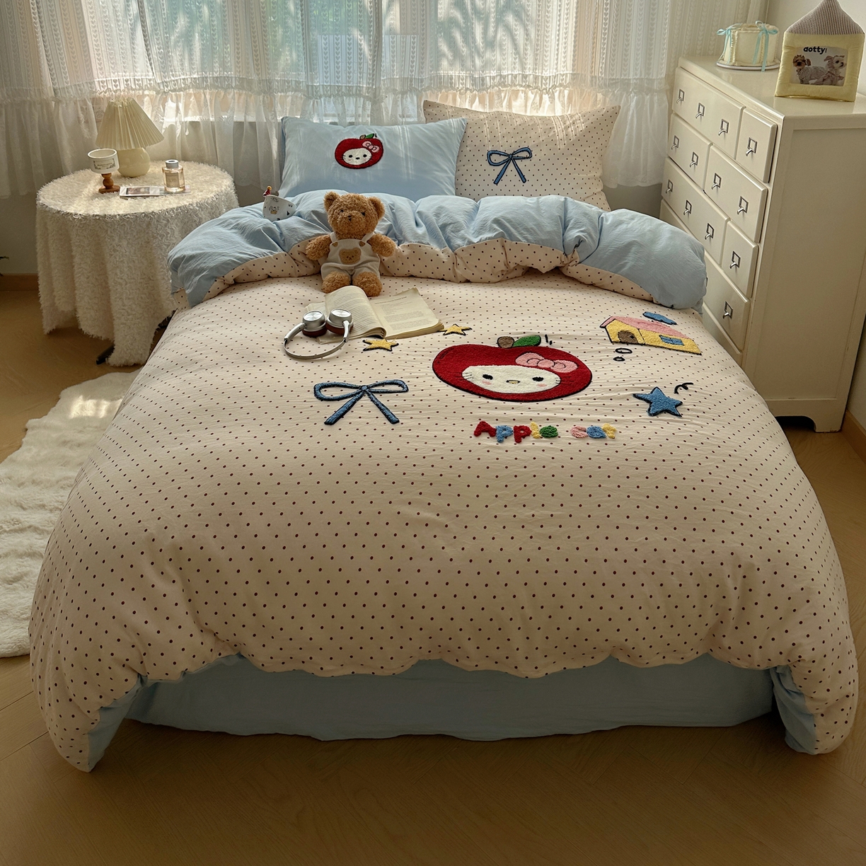 91家纺网 家纺一手货源 找家纺 盼季家纺 2025年A类毛巾绣水洗棉床上用品四件套学生宿舍床单被套三件套（含买家秀） 毛巾绣-波点苹果猫