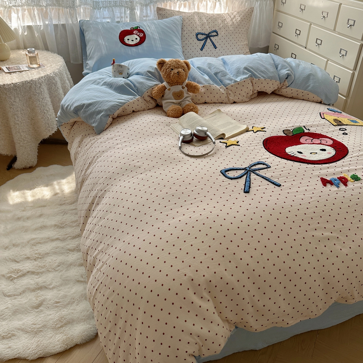 91家纺网 家纺一手货源 找家纺 盼季家纺 2025年A类毛巾绣水洗棉床上用品四件套学生宿舍床单被套三件套（含买家秀） 毛巾绣-波点苹果猫