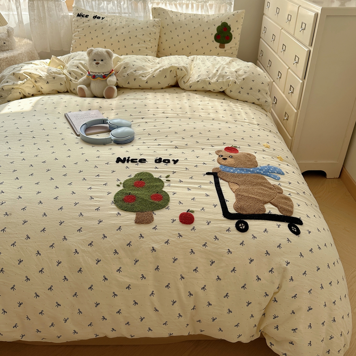 91家纺网 家纺一手货源 找家纺 盼季家纺 2025年A类毛巾绣水洗棉床上用品四件套学生宿舍床单被套三件套（含买家秀） 毛巾绣-滑板小熊