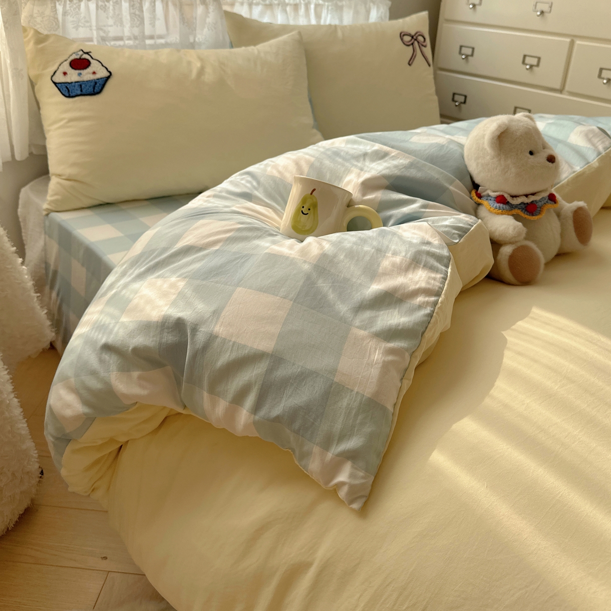 91家纺网 家纺一手货源 找家纺 盼季家纺 2025年A类毛巾绣水洗棉床上用品四件套学生宿舍床单被套三件套（含买家秀） 毛巾绣-蓝格丝带酱