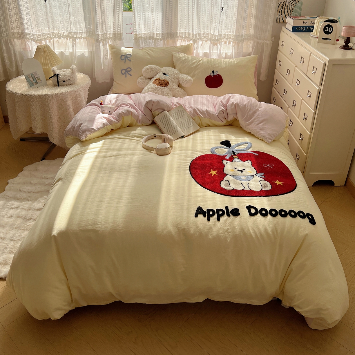 91家纺网 家纺一手货源 找家纺 盼季家纺 2025年A类毛巾绣水洗棉床上用品四件套学生宿舍床单被套三件套（含买家秀） 毛巾绣-丝带苹果汪汪