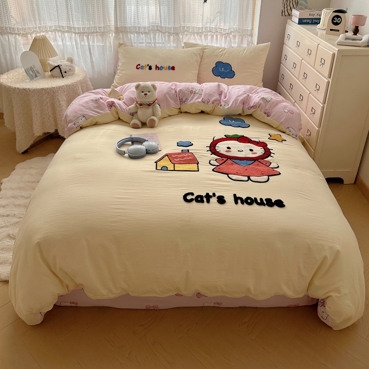 91家纺网 家纺一手货源 找家纺 盼季家纺 2025年A类毛巾绣水洗棉床上用品四件套学生宿舍床单被套三件套（含买家秀） 毛巾绣-KK猫的房子