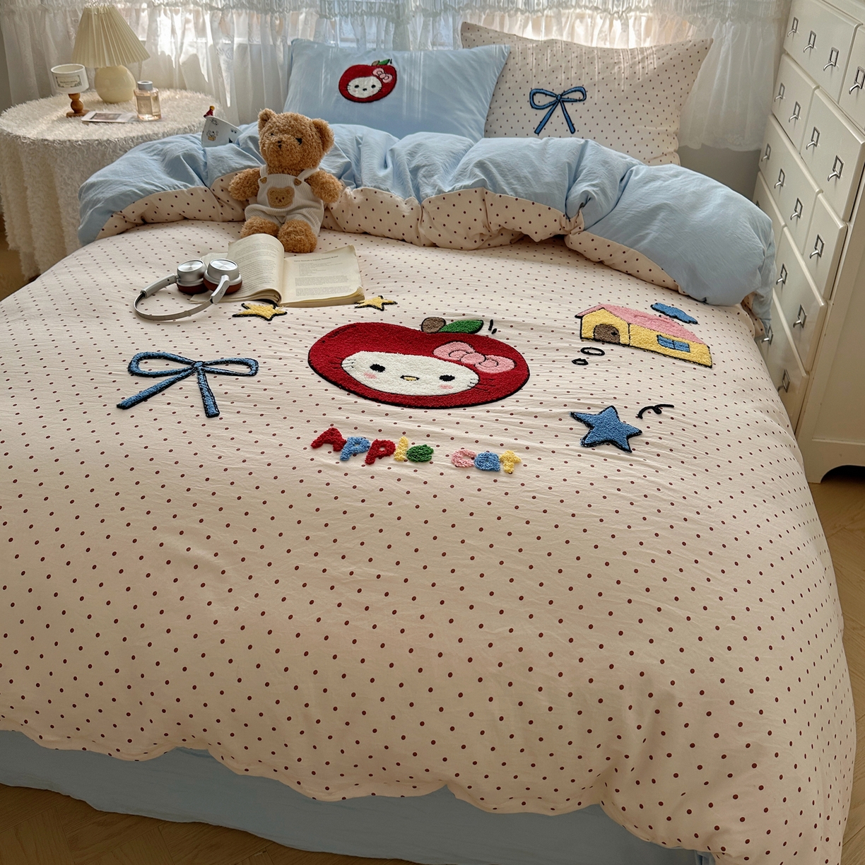 91家纺网 家纺一手货源 找家纺 盼季家纺 2025年A类毛巾绣水洗棉床上用品四件套学生宿舍床单被套三件套（含买家秀） 毛巾绣-波点苹果猫