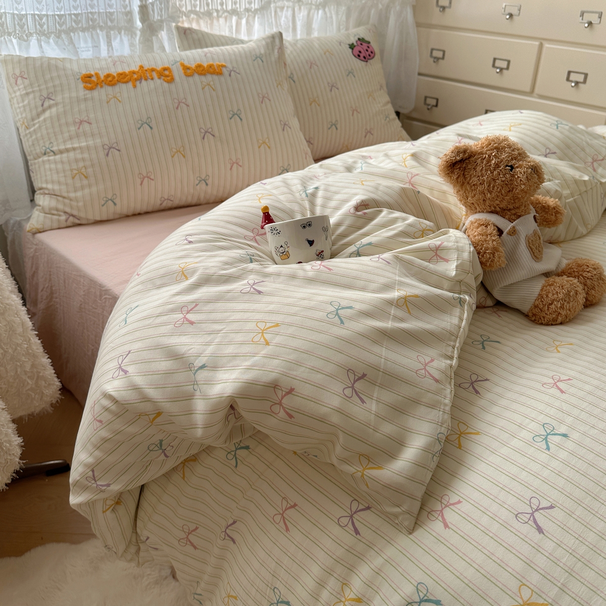 91家纺网 家纺一手货源 找家纺 盼季家纺 2025年A类毛巾绣水洗棉床上用品四件套学生宿舍床单被套三件套（含买家秀） 毛巾绣-躺平小熊