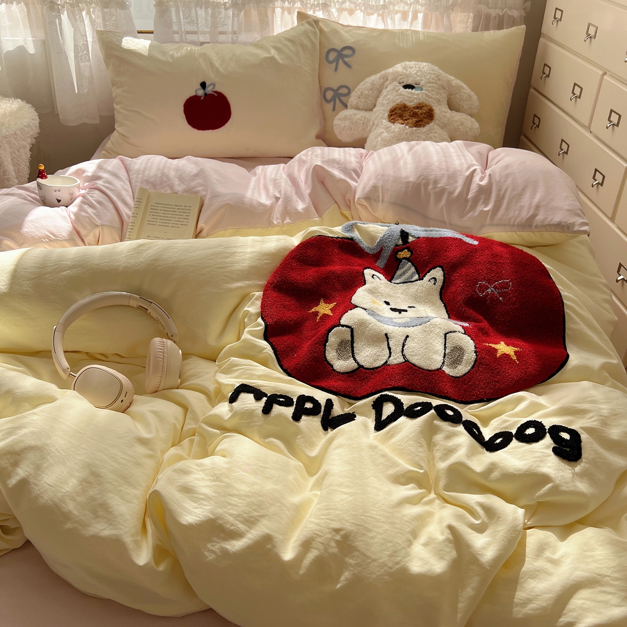 91家纺网 家纺一手货源 找家纺 盼季家纺 2025年A类毛巾绣水洗棉床上用品四件套学生宿舍床单被套三件套（含买家秀） 毛巾绣-丝带苹果汪汪