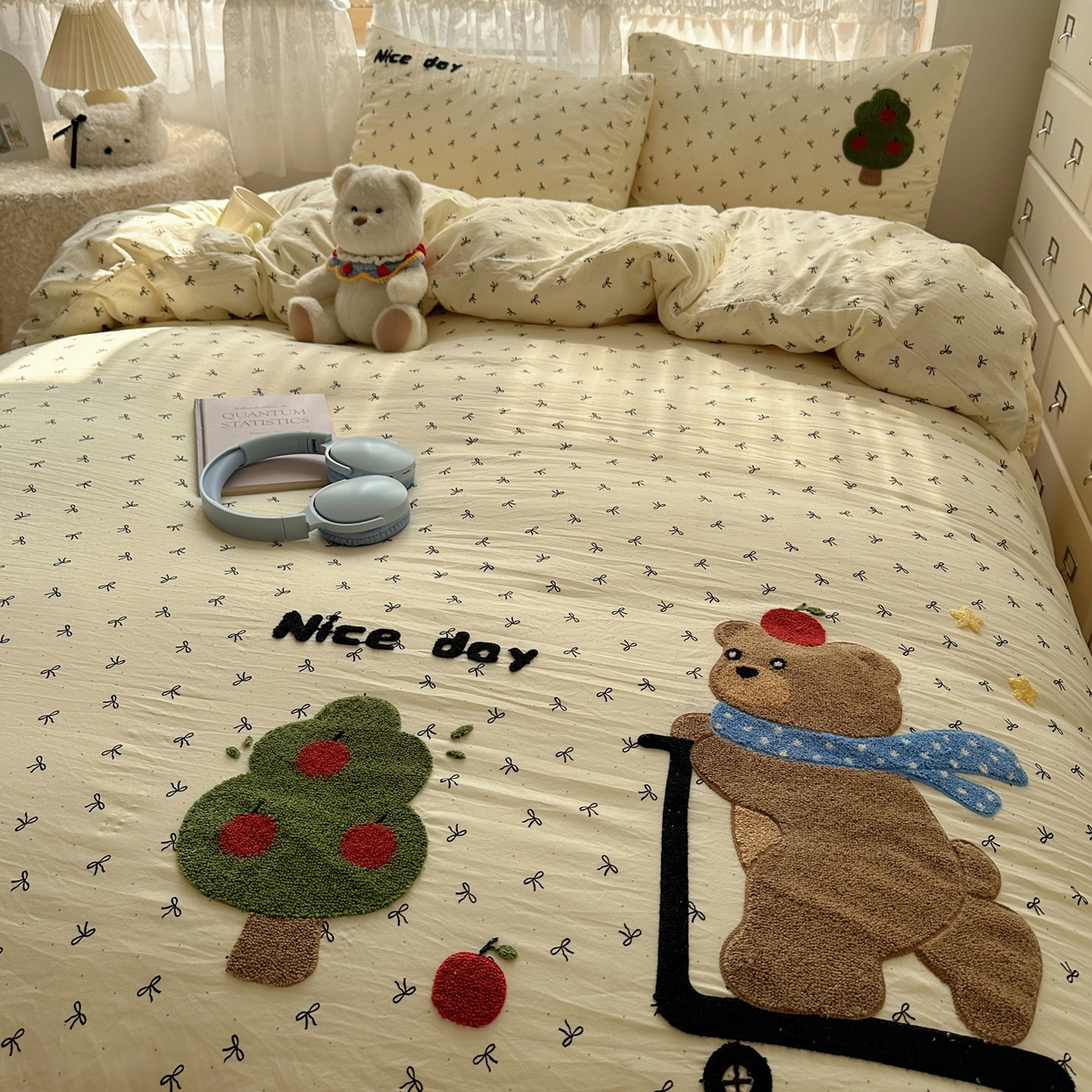 91家纺网 家纺一手货源 找家纺 盼季家纺 2025年A类毛巾绣水洗棉床上用品四件套学生宿舍床单被套三件套（含买家秀） 毛巾绣-滑板小熊