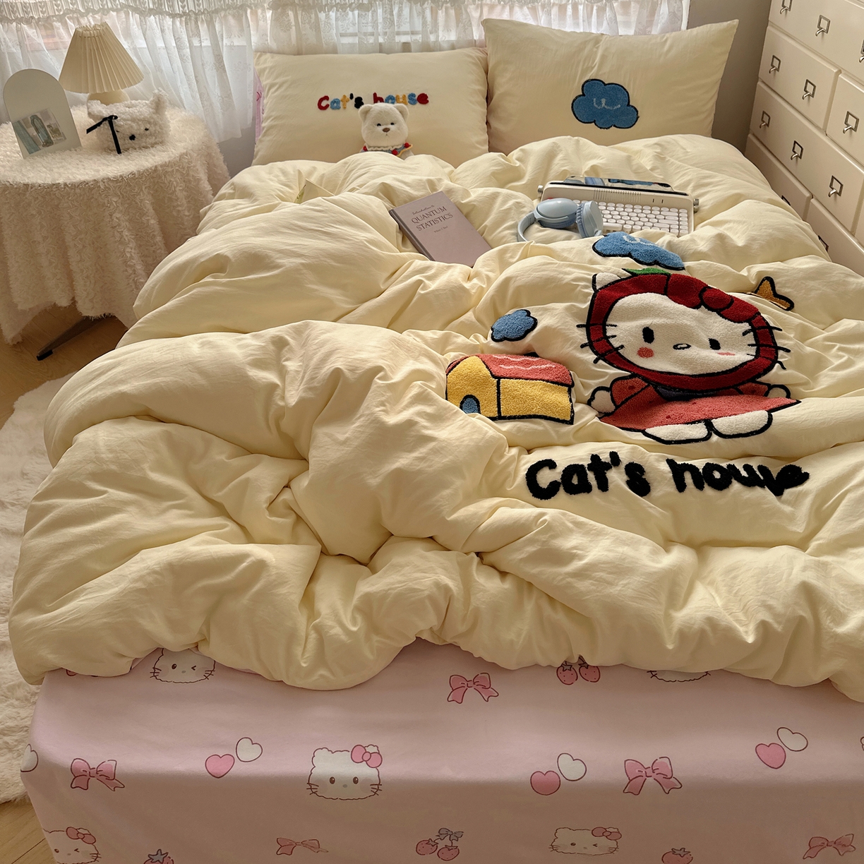 91家纺网 家纺一手货源 找家纺 盼季家纺 2025年A类毛巾绣水洗棉床上用品四件套学生宿舍床单被套三件套（含买家秀） 毛巾绣-KK猫的房子