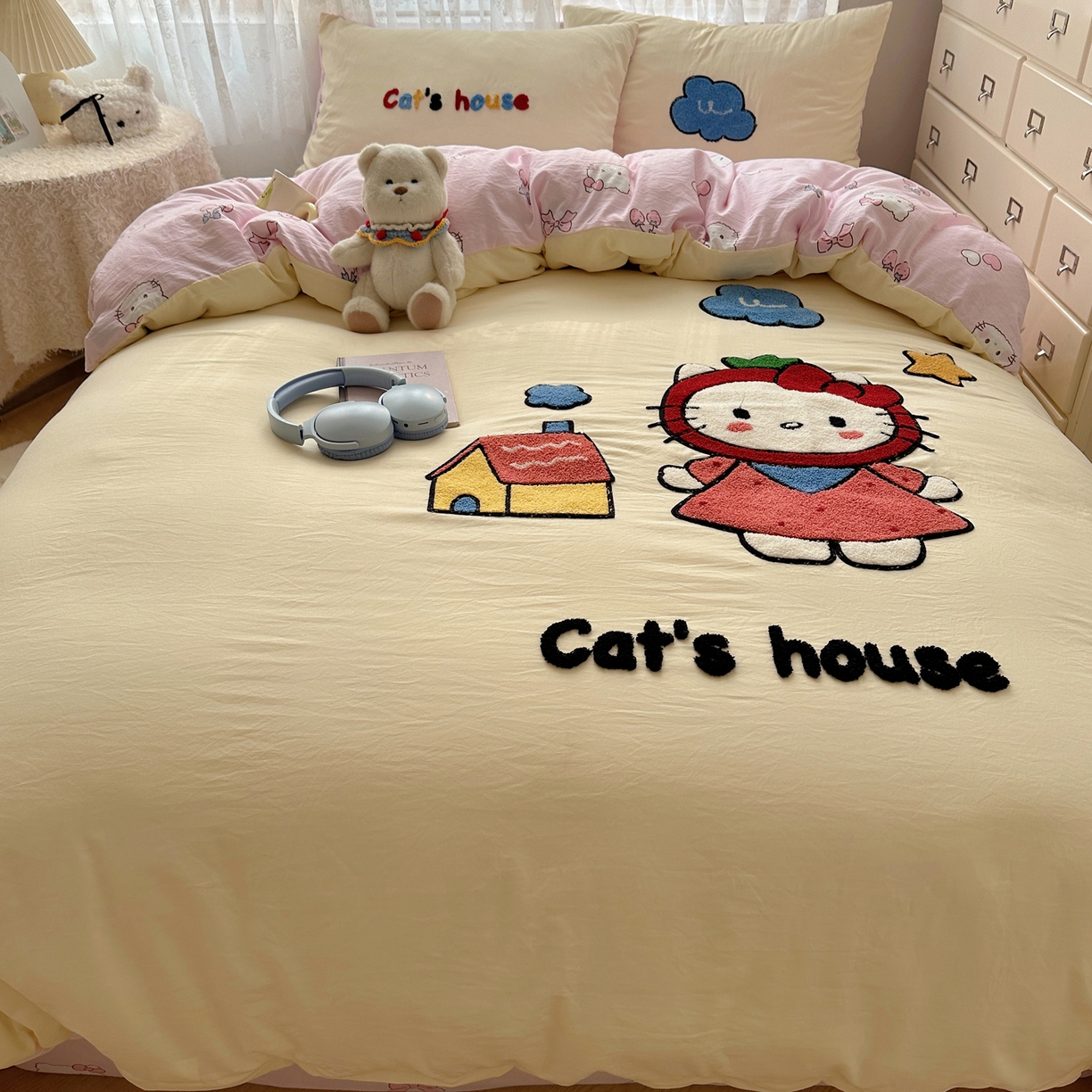 91家纺网 家纺一手货源 找家纺 盼季家纺 2025年A类毛巾绣水洗棉床上用品四件套学生宿舍床单被套三件套（含买家秀） 毛巾绣-KK猫的房子