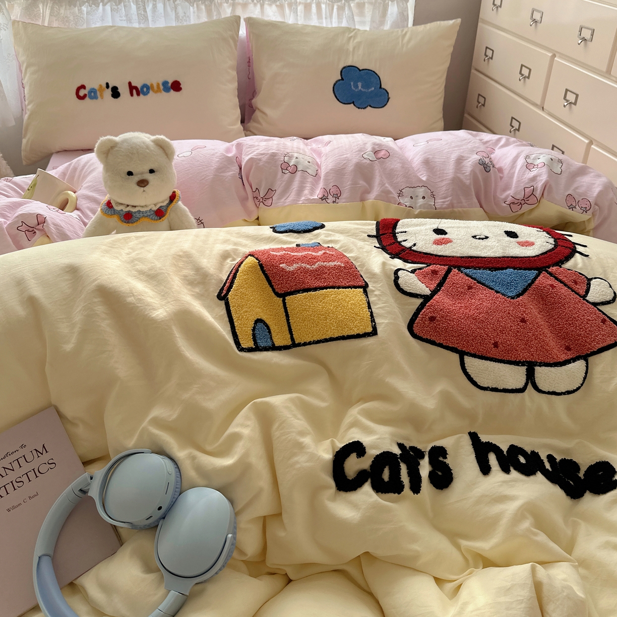 91家纺网 家纺一手货源 找家纺 盼季家纺 2025年A类毛巾绣水洗棉床上用品四件套学生宿舍床单被套三件套（含买家秀） 毛巾绣-KK猫的房子