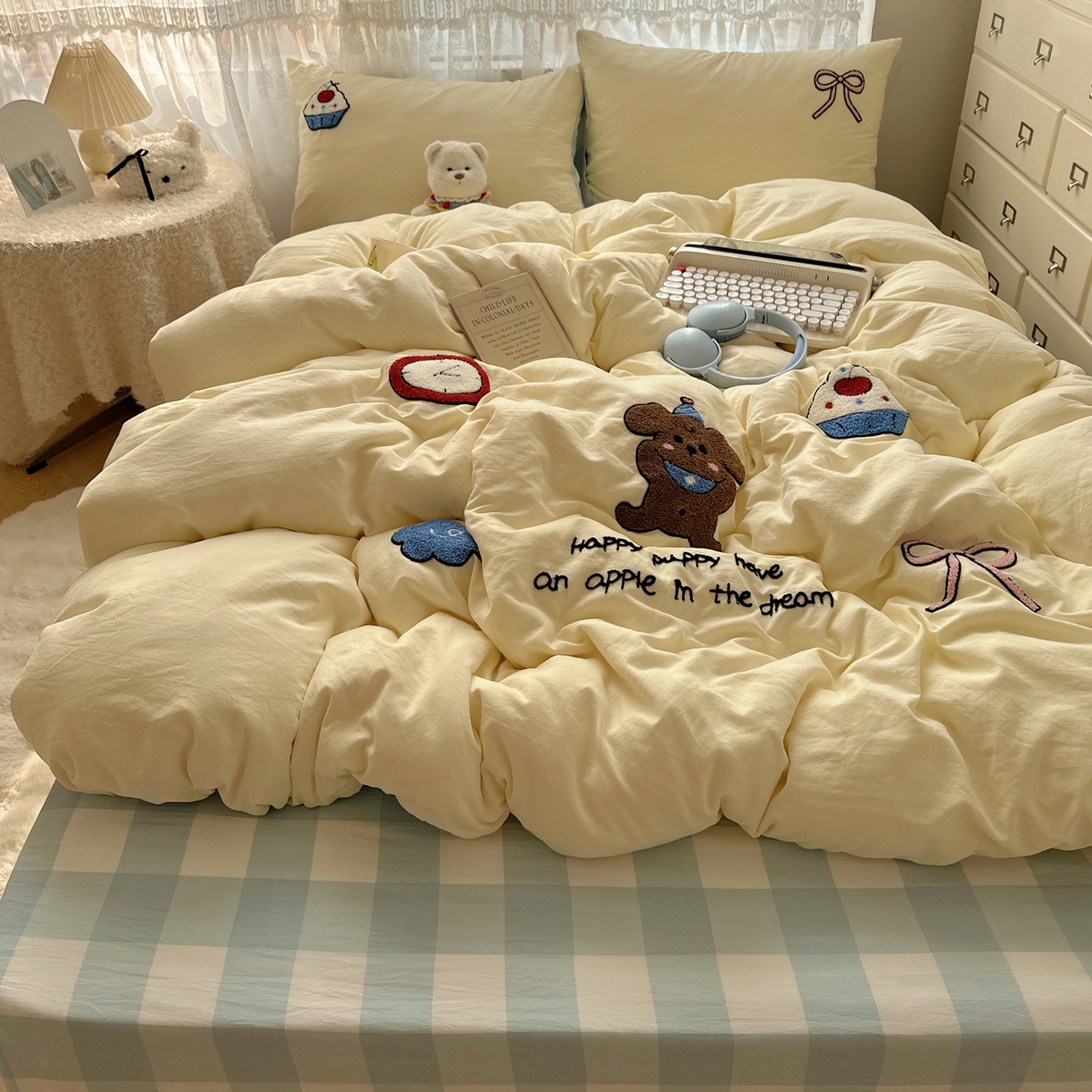 91家纺网 家纺一手货源 找家纺 盼季家纺 2025年A类毛巾绣水洗棉床上用品四件套学生宿舍床单被套三件套（含买家秀） 毛巾绣-蓝格丝带酱